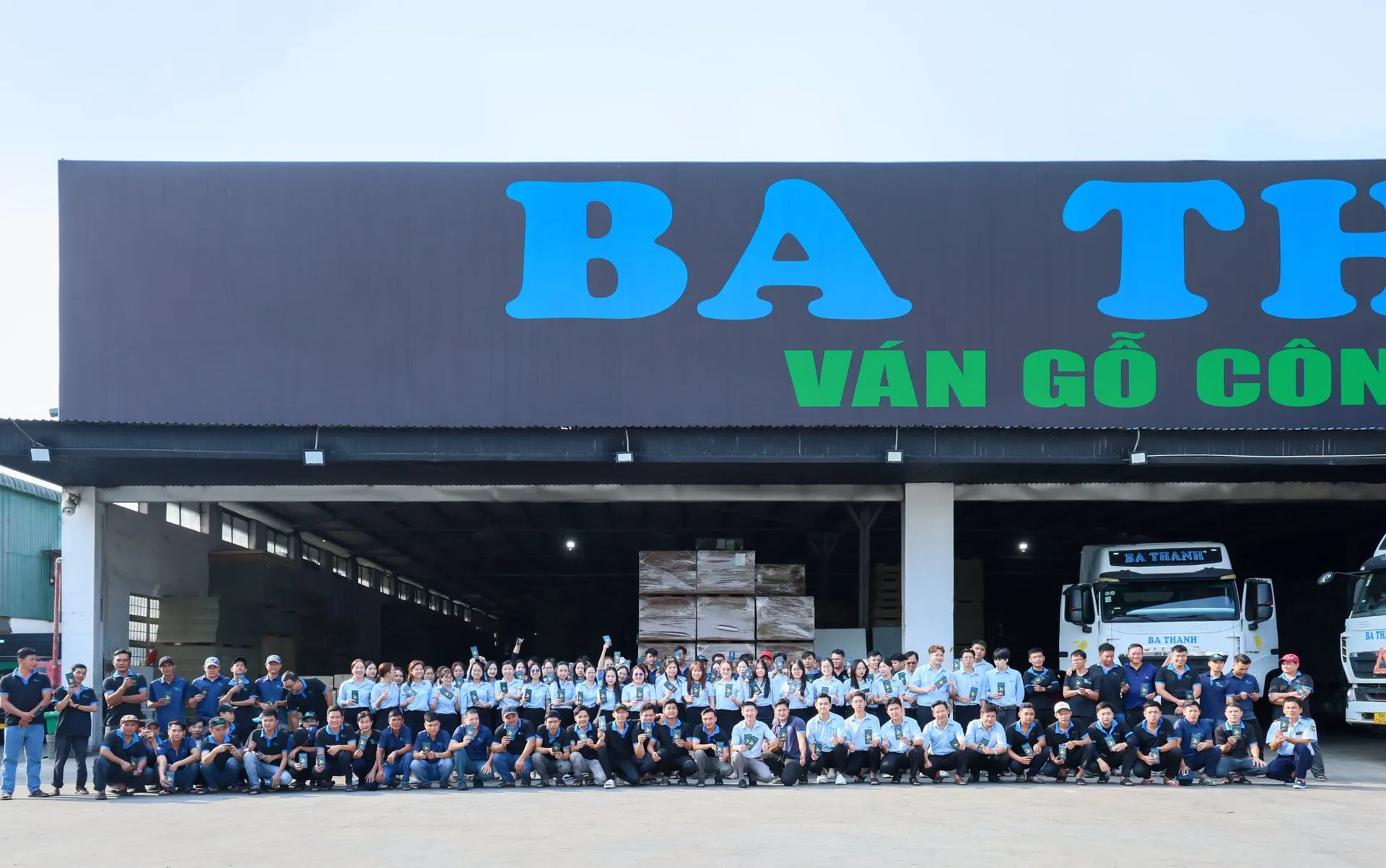 Ảnh tập thể đội ngũ cán bộ nhân viên Ba Thanh trước nhà xưởng