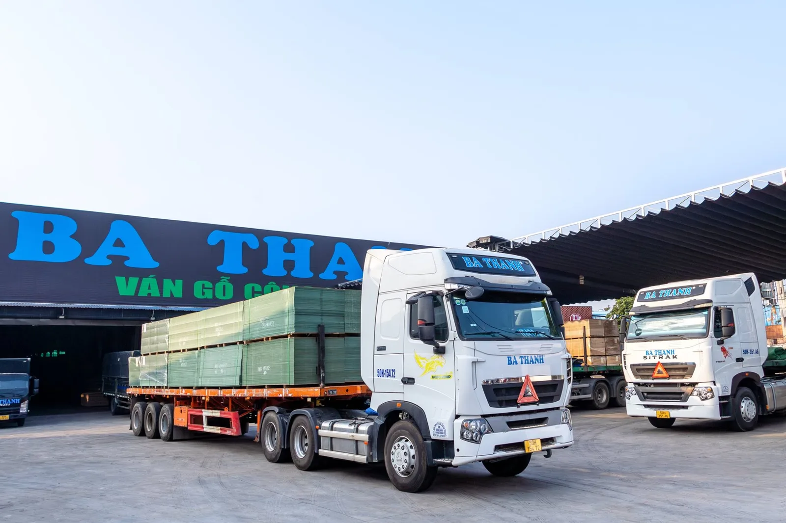Xe tải chở ván gỗ đầu trong sân nhà xưởng Ba Thanh