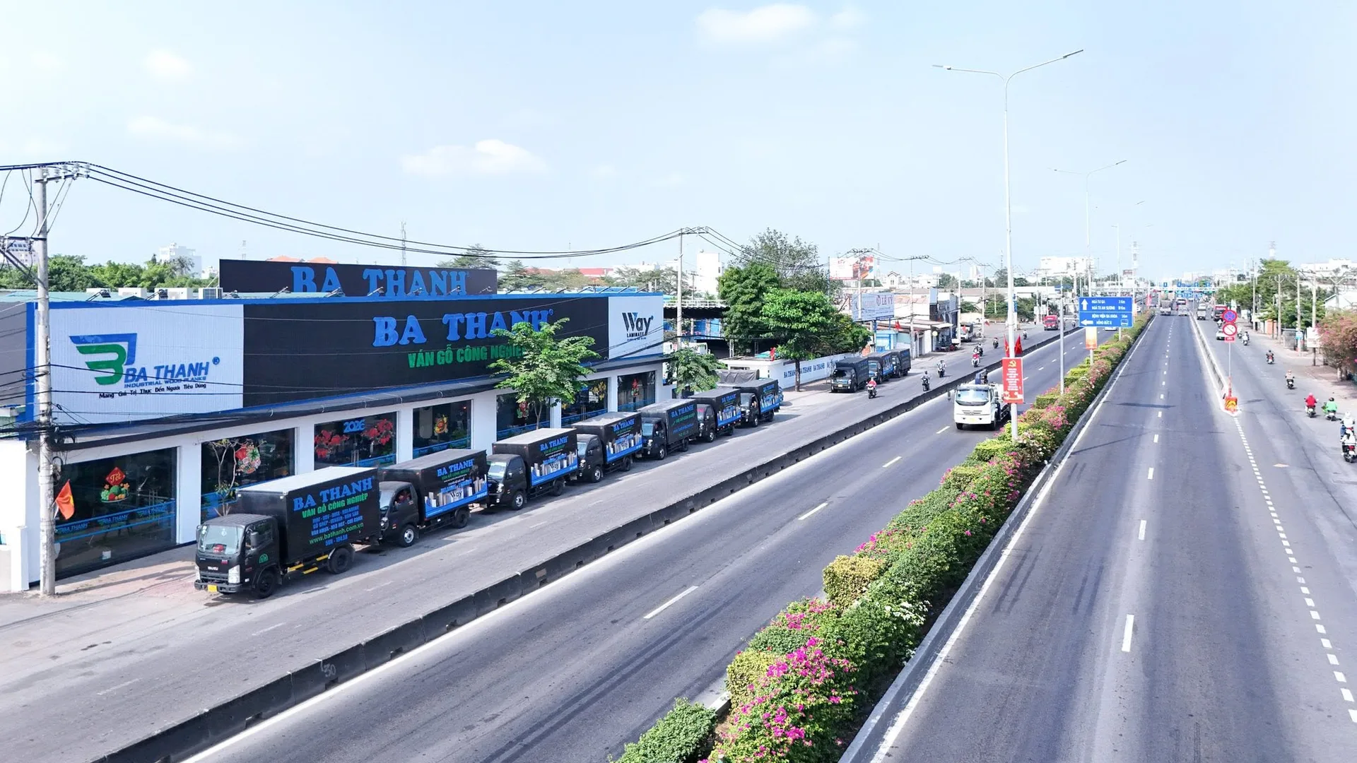 Hệ thống cửa hàng Ba Thanh trải dài dọc đại lộ, xe tải giao hàng