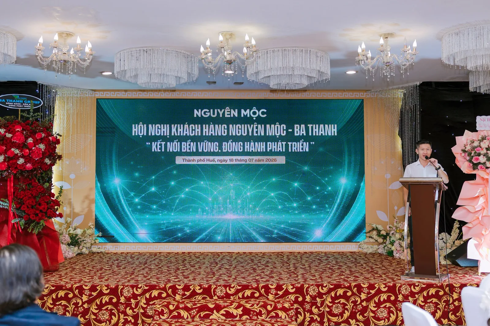 Sân khấu Hội nghị khách hàng Nguyên Mộc — Ba Thanh tại Huế