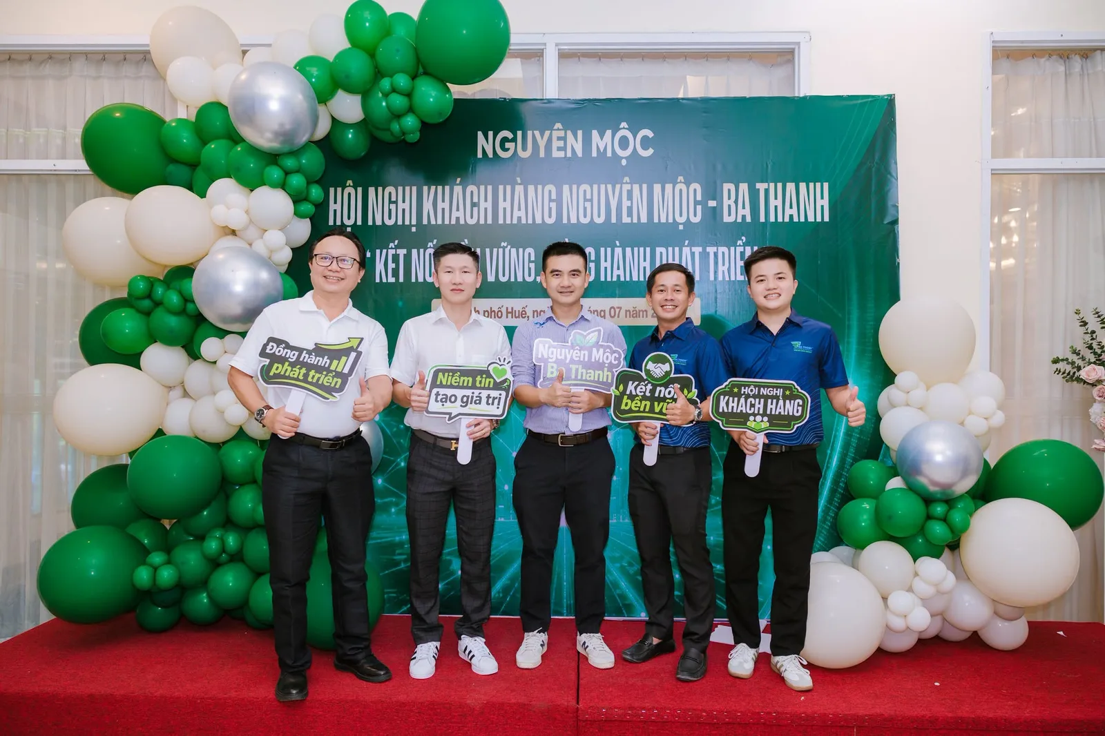 Đối tác chụp ảnh tại Hội nghị khách hàng Nguyên Mộc — Ba Thanh