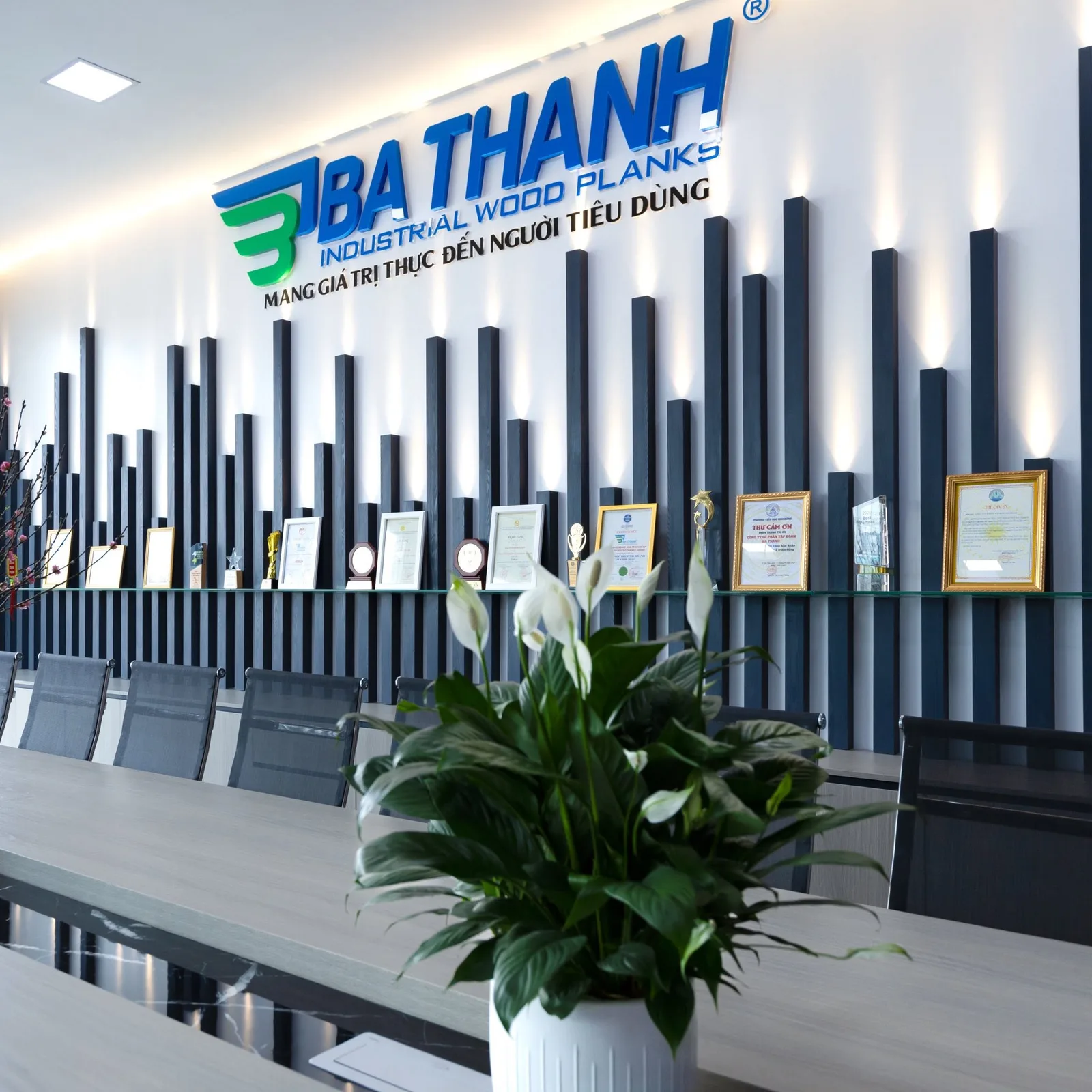 Sảnh lễ tân Ba Thanh với biển hiệu và kệ trưng bày chứng nhận, giải thưởng