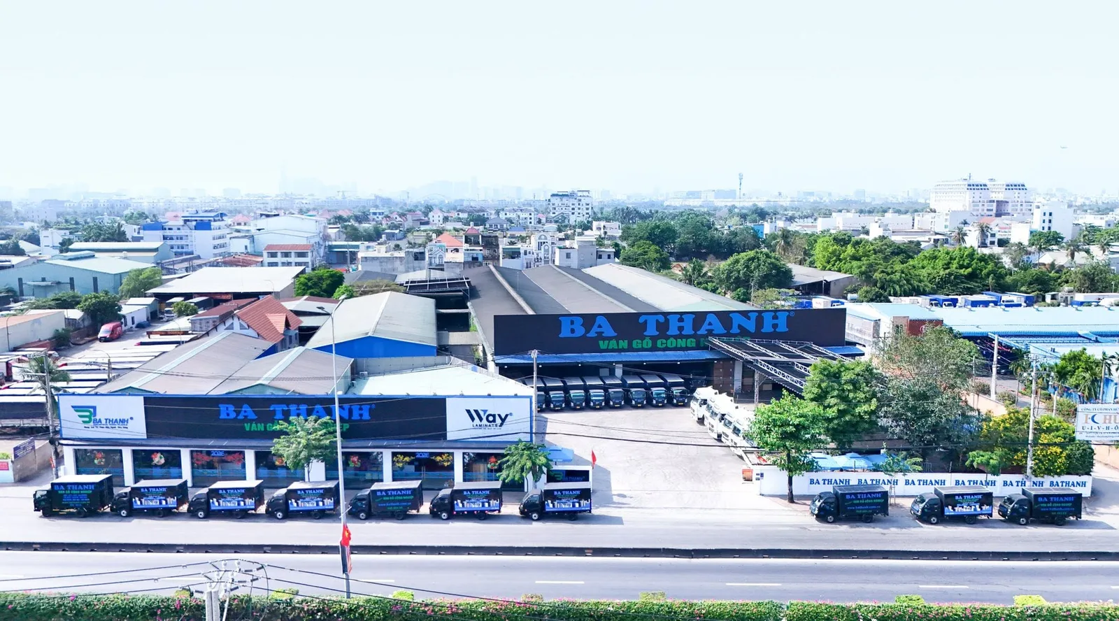 Ảnh flycam trụ sở Ba Thanh buổi sáng, đội xe tải xếp hàng