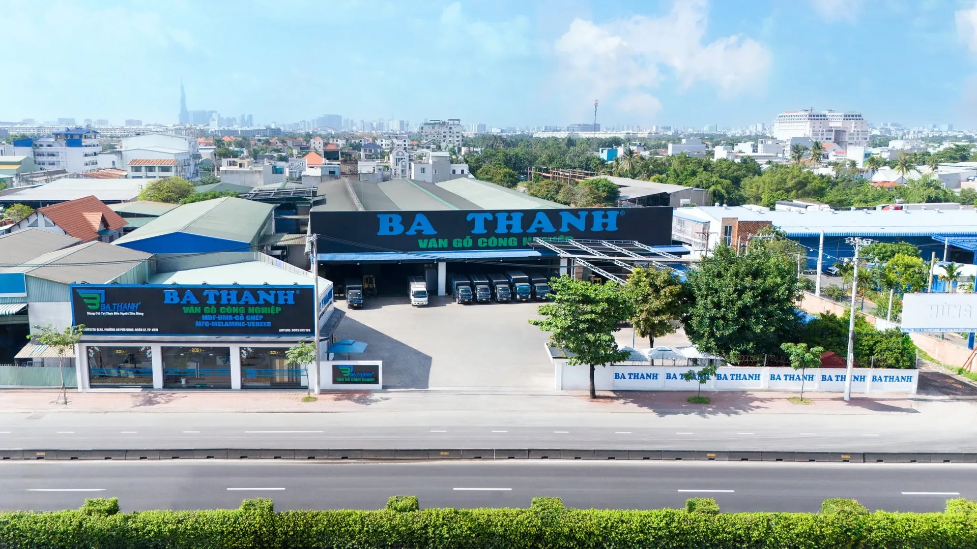 Toàn cảnh trụ sở Ba Thanh nhìn từ trên cao, biển hiệu Ván Gỗ Công Nghiệp
