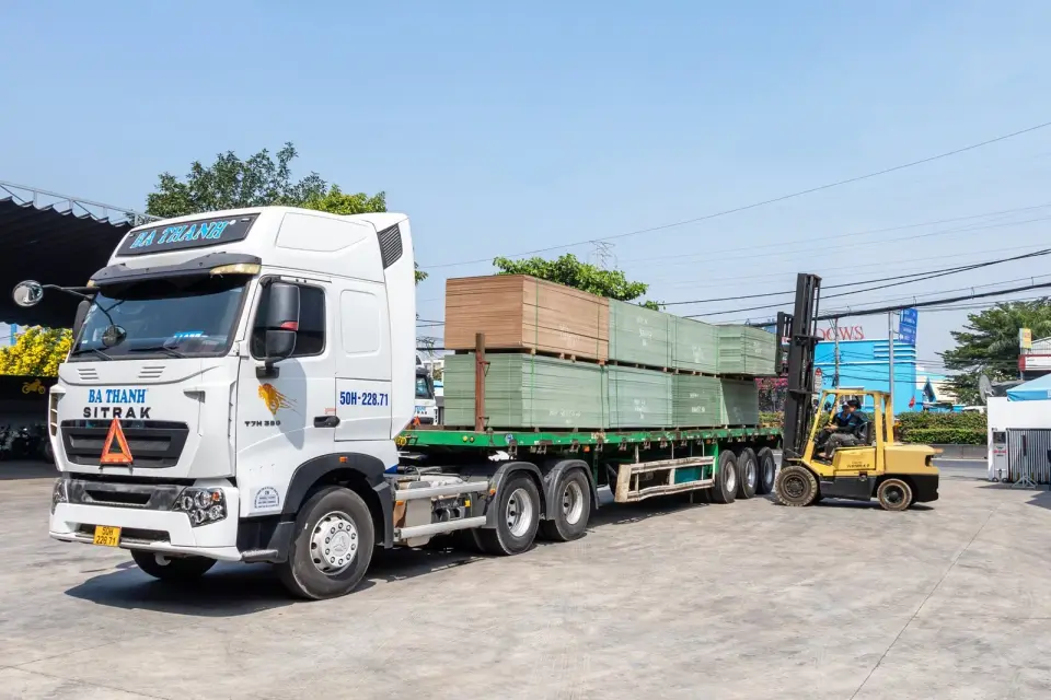 Xe nâng bốc ván gỗ lên xe đầu kéo tại kho Ba Thanh