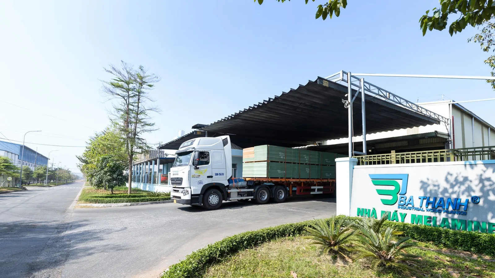 Xe tải ra vào cổng Nhà máy Melamine Ba Thanh