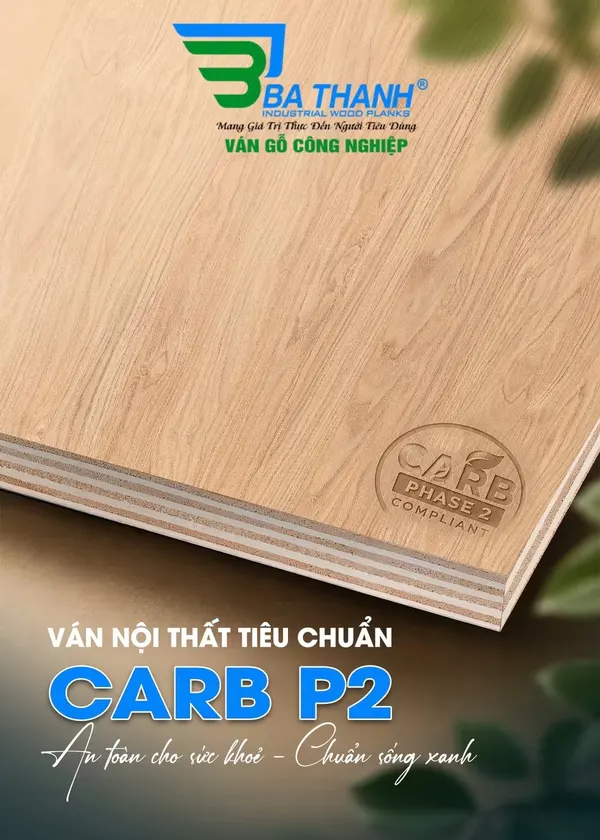Ảnh quảng cáo Ba Thanh: tấm ván phủ vân gỗ nhìn rõ các lớp ở cạnh, dấu nổi CARB Phase 2 Compliant — "Ván nội thất tiêu chuẩn CARB P2 — An toàn cho sức khoẻ, chuẩn sống xanh"