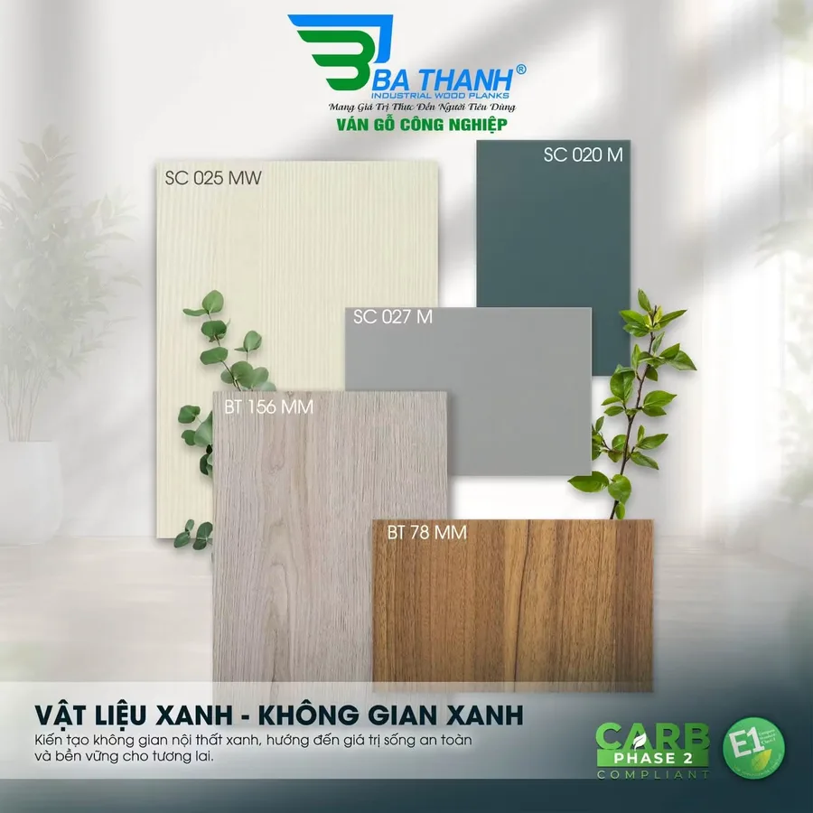 Ảnh quảng cáo Ba Thanh: năm tấm Melamine mã SC 025 MW, SC 020 M, SC 027 M, BT 156 MM, BT 78 MM — Vật liệu xanh, không gian xanh: kiến tạo không gian nội thất xanh, hướng đến giá trị sống an toàn và bền vững cho tương lai; trên poster có logo CARB Phase 2 và E1 (cấp phát thải đi theo cốt ván chọn kèm — tiêu chuẩn E2, hoặc E1 / CARB P2 / E0 tuỳ cốt; lớp phủ Melamine không mang cấp riêng)
