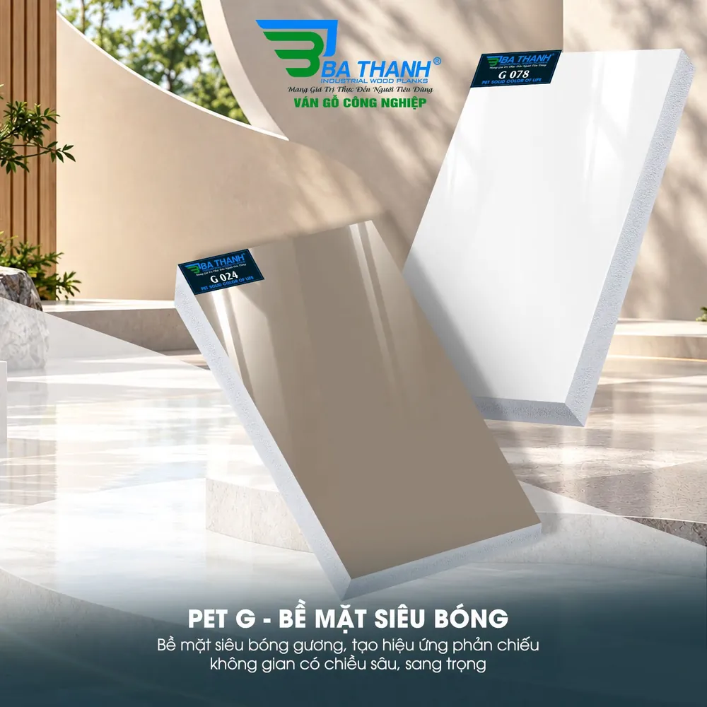 Ảnh quảng cáo Ba Thanh: hai tấm ván nhựa phủ PET đơn sắc bóng gương mã G 024 (xám nâu) và G 078 (trắng) — PET G, bề mặt siêu bóng: bề mặt siêu bóng gương, tạo hiệu ứng phản chiếu, không gian có chiều sâu, sang trọng.