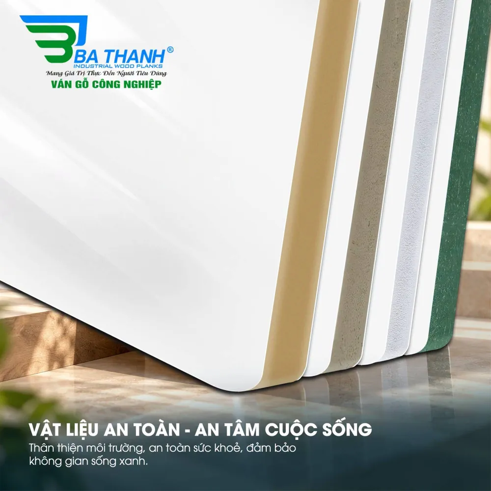 Ảnh quảng cáo Ba Thanh: chồng tấm ván nhựa bề mặt PET đơn sắc (trắng, kem, xám, trắng vân, xanh rêu) nhìn nghiêng cạnh — Vật liệu an toàn, an tâm cuộc sống: thân thiện môi trường, an toàn sức khoẻ, đảm bảo không gian sống xanh.